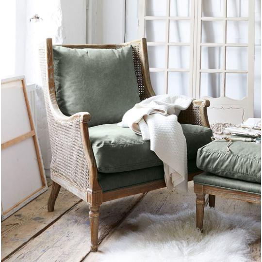 skandinavsky antik decentne ceneny kreslo s drevenym ramom vintage provence elegantny country vidiecky dom vila nabytok zariadenie.jpg